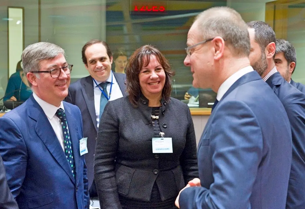 Bruselas, d&iacute;a 17 de Febrero 2017; Soledad MONZ&Oacute;N (ce), Consejera de Educaci&oacute;n y Universidades del Gobierno de Canarias, asiste a la reuni&oacute;n de los Ministros Europeos de Educaci&oacute;n en el Consejo UE; aqu&iacute;, con el secretario de Estado de Educaci&oacute;n, Formaci&oacute;n Profesional y Universidades, Marcial MAR&Iacute;N (iz), y Tibor NAVRACSICS (de), Comisario Europeo encargado de Educaci&oacute;n, Cultura, Juventud y Deporte;Photo Horst Wagner / EFE