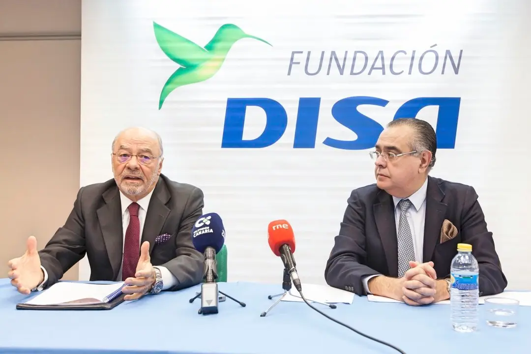 Presentaci&oacute;n de Cuadernos de Econom&iacute;a a cargo del presidente de Fundaci&oacute;n Disa, Raimundo Baroja, y del presidente de Corporaci&oacute;n 5, Jos&eacute; Carlos Francisco en la sede de Disa.