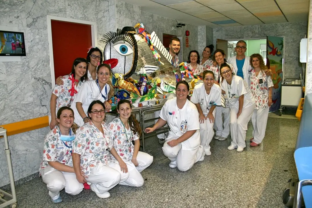 Los profesionales del &aacute;rea Pedi&aacute;trica tambi&eacute;n quisieron saludar a la Sardinita en su recorrido por la planta para amenizar la estancia hospitalaria_Fotor