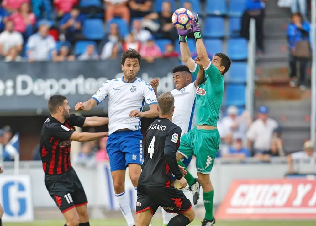 ESTADIO HELIODORO RODRIGUEZ L&Oacute;PEZ. PARTIDO TENERIFE-REUS.
EN LA IMAGEN, GERM&Aacute;N Y LOZANO INTENTAN UN REMATE ANTE BAD&Iacute;A.
/SANTIAGO FERRERO