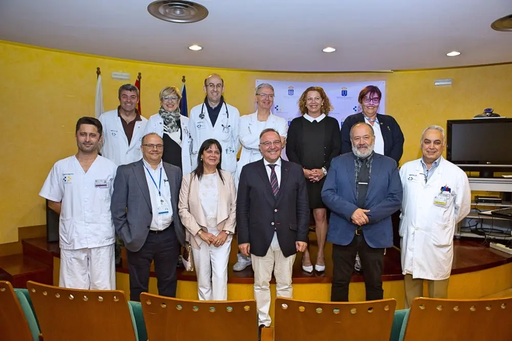 El consejero con la directora de &aacute;rea el gerente de Servicios Sanitarios y los jefes de servicio del Hospital_Fotor
