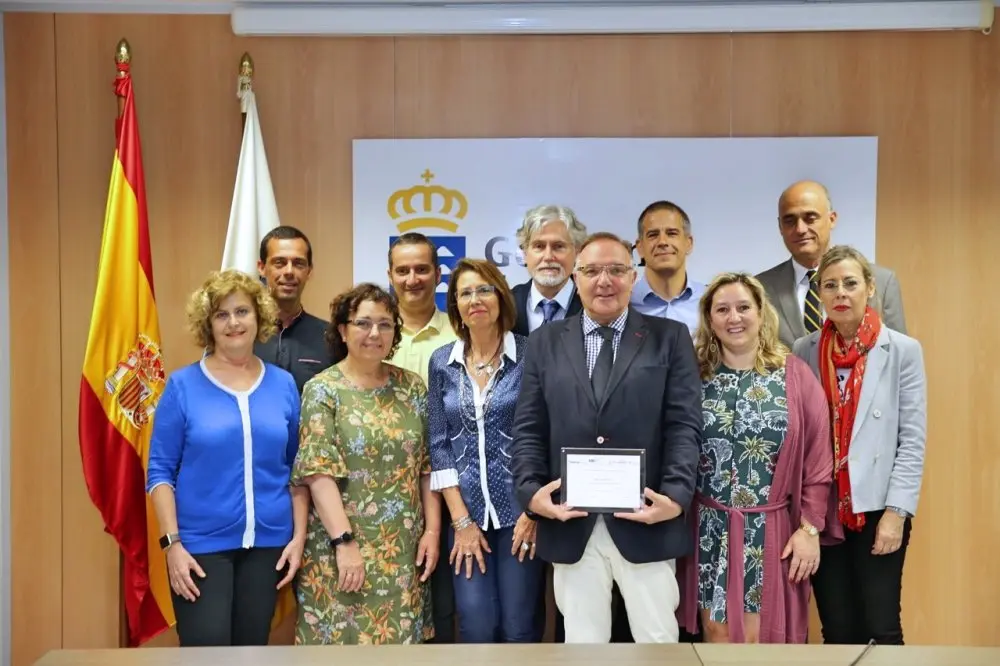 El consejero, portando el premio, con el equipo de Primaria de la Direcci&oacute;n Gral de Programas Asistenciales_Fotor