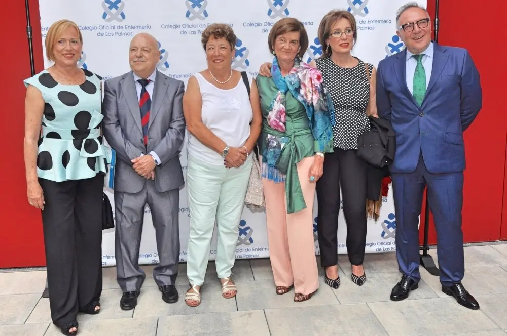 Baltar, con Tensy Calero y los enfermeros homenajeados _Fotor
