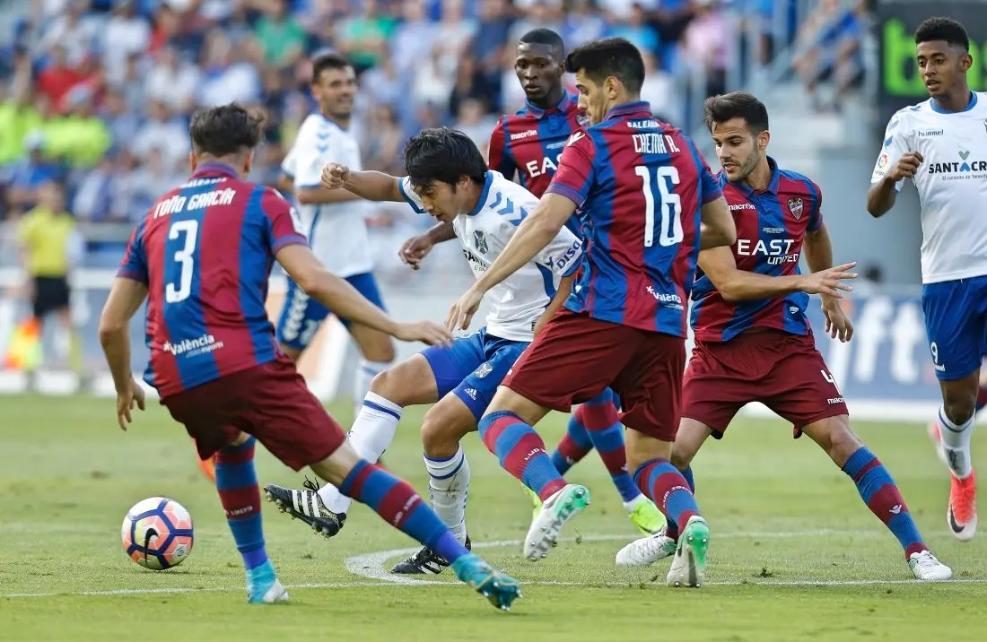 ESTADIO HELIODORO RODRIGUEZ L&Oacute;PEZ. PARTIDO TENERIFE-LEVANTE.
EN LA IMAGEN, GAKU RODEADO DE JUGADORES DEL LEVANTE.
/SANTIAGO FERRERO