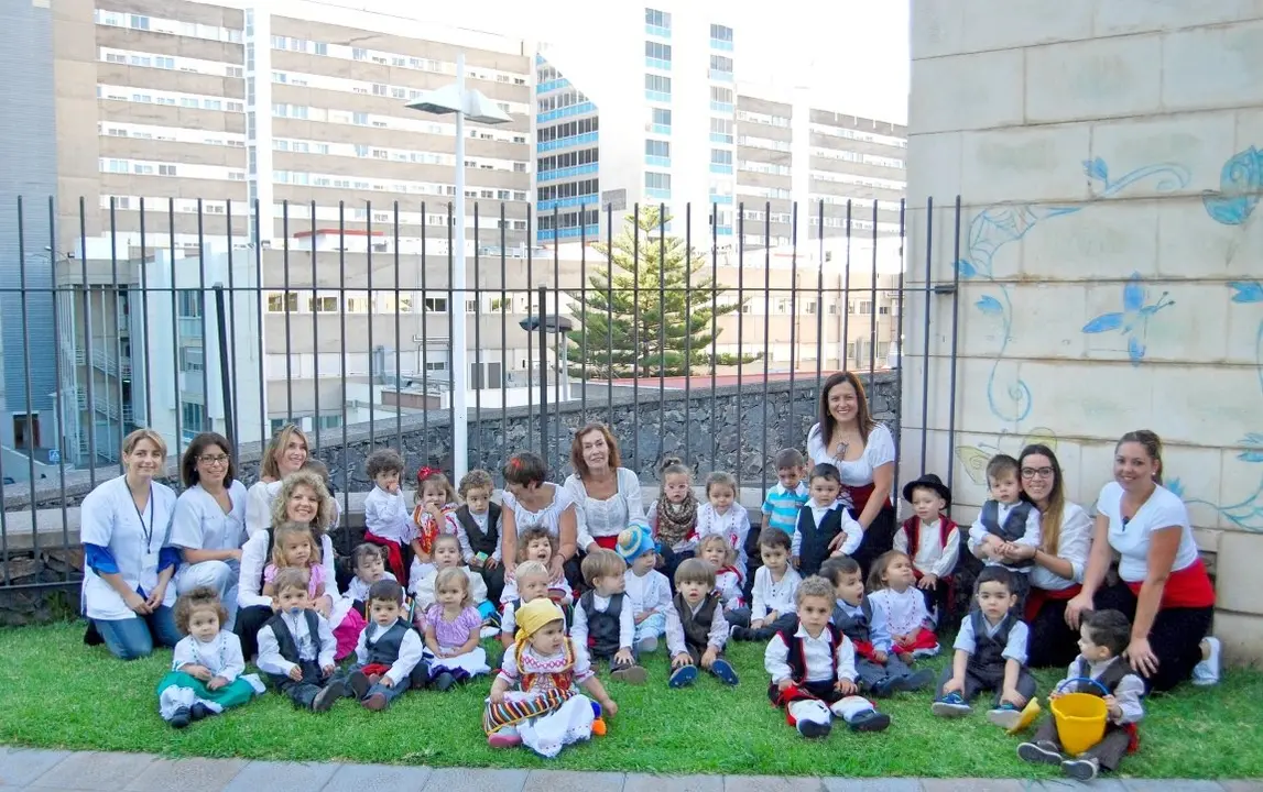 Los ni&ntilde;os de la Guarder&iacute;a del HUC celebran el D&iacute;a de Canarias_Fotor