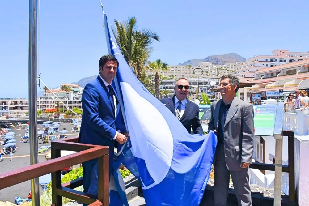 Izado de la Bandera Azul de la Playa de La Arena_Fotor