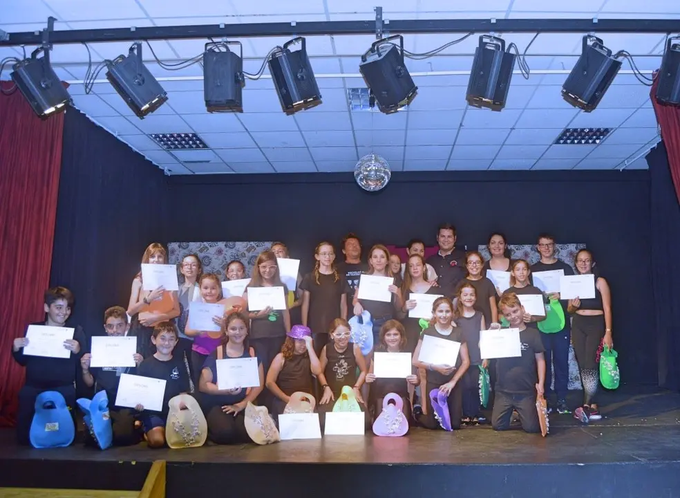 Foto de la entrega de diplomas al alumnado_Fotor