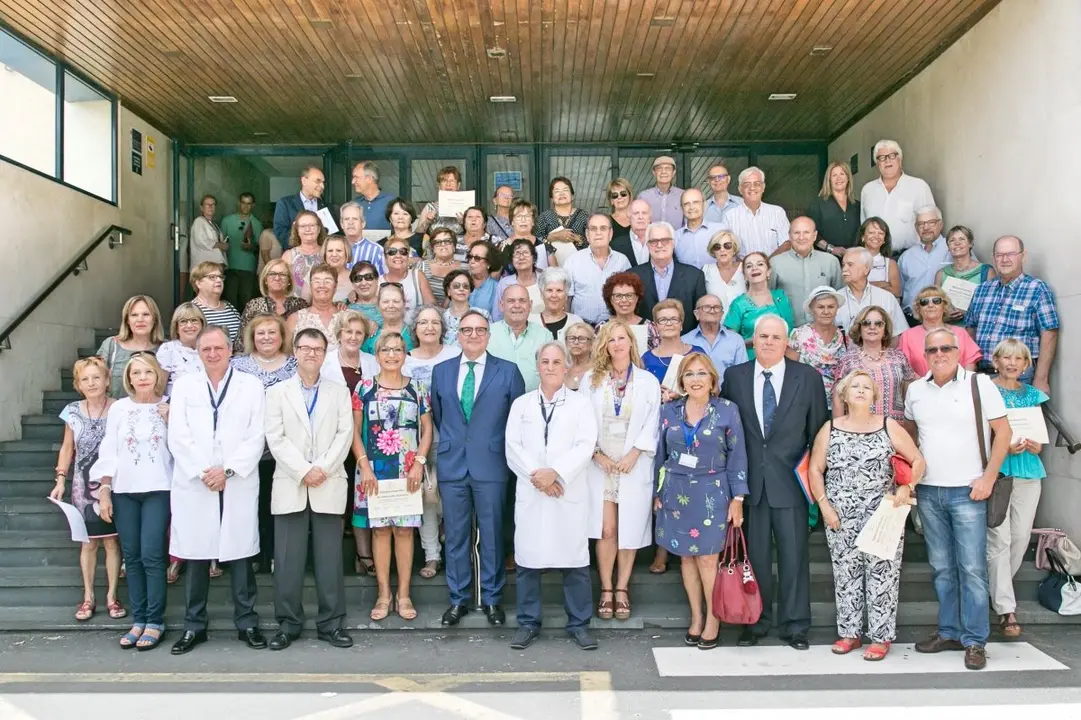 27 JUN Foto de familia de los profesionales jubilados del Hospital de La Candelaria con el consejero de Sanidad, Jose Manuel Baltar y el equipo directivo del centro_Fotor