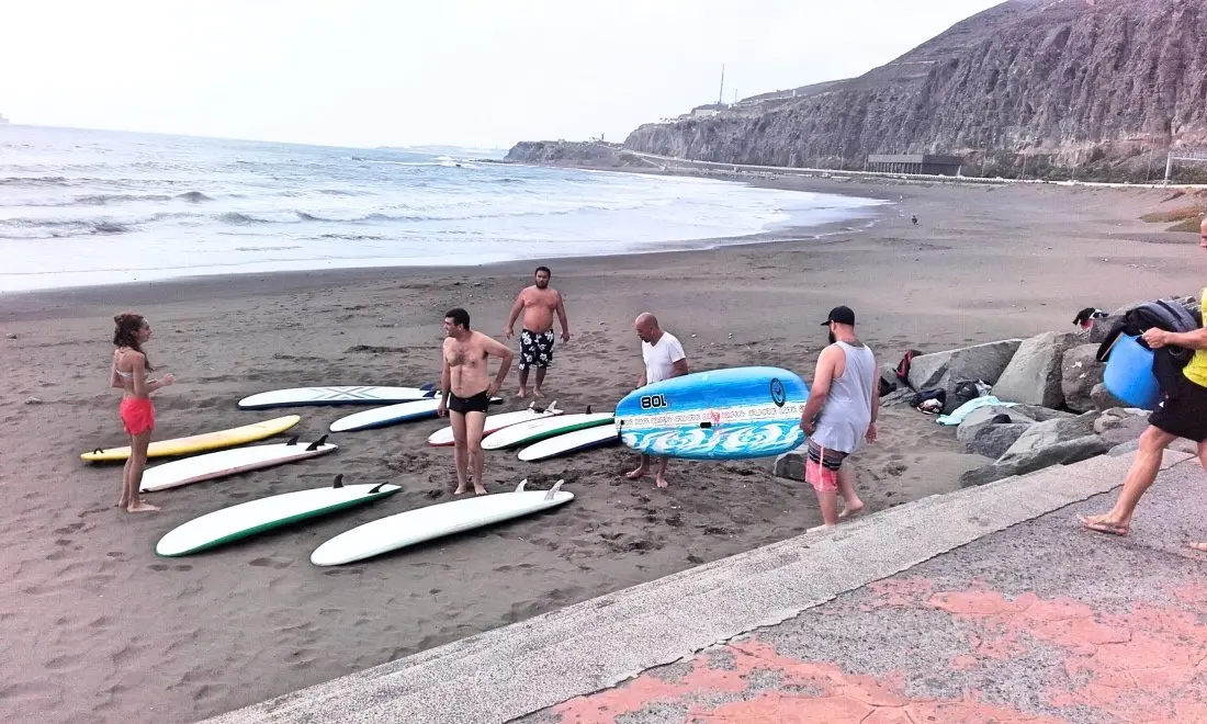 Alumnos y monitores en la playa de La Laja en un momento del curso de surf_Fotor