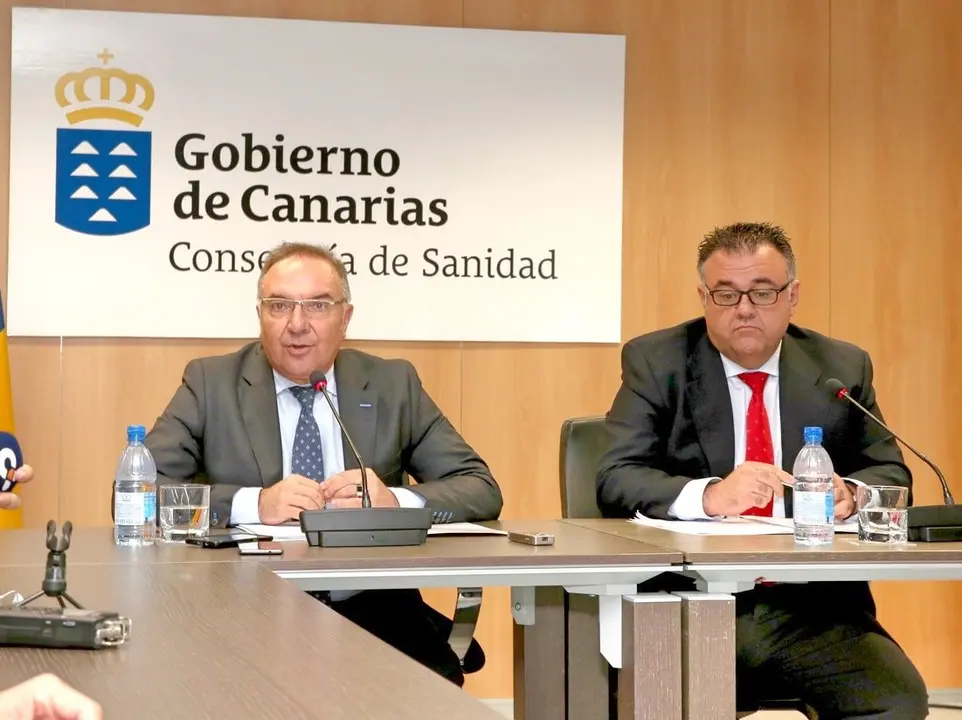 Jos&eacute; Manuel Baltar y Conrado Dom&iacute;nguez explican a la prensa los nuevos datos de las listas de espera en Canarias_Fotor