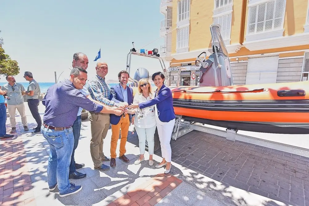 Entrega embarcaci&oacute;n a Cruz Roja