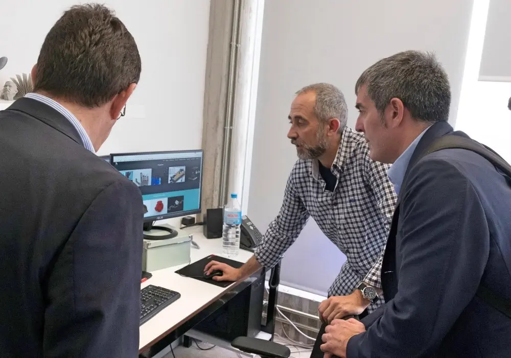El Presidente D. Fernando Clavijo Batlle acudeal laboratorio de dise&Ograve;o y fabricaci&Ucirc;n digital  FABLAB en la ULL a 28 de Abril del  2017. (Foto: Manuel L&Egrave;rida/Presidencia GobCan)


Esta fotograf&Igrave;a oficial del Gobierno de Canarias es solamente para uso editorial por medios de comunicaci&Ucirc;n. La fotograf&Igrave;a no puede ser manipulada de ninguna manera y no se puede utilizar en materiales comerciales y/o pol&Igrave;ticos, publicidad, correos electr&Ucirc;nicos, productos, promociones que de alguna manera pueda sugerir la aprobaci&Ucirc;n o respaldo del Presidente, o el Gobierno de Canarias.