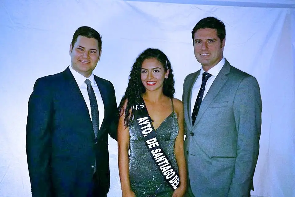 La joven junto al Alcalde y concejal de Fiestas_Fotor