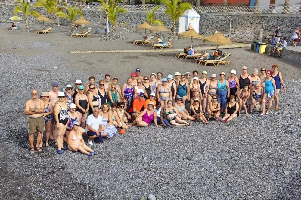 El programa municipal &lsquo;Verano para mayores&rsquo; re&uacute;ne a cerca de 60 personas de la tercera edad en el n&uacute;cleo costero isorano durante 3 d&iacute;as a la semana de julio y agosto con actividades f&iacute;sicas y ba&ntilde;os en la playa