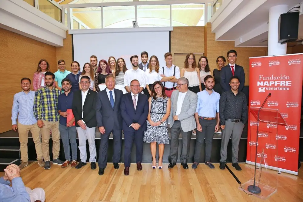 Foto de familia del acto de entrega de las becas de la FMG_Fotor