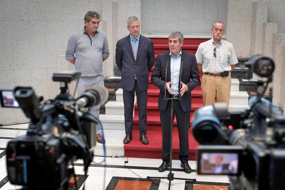 El presidente del Gobierno de Canarias, Fernando Clavijo, explica que se ha conseguido desvincular el REF y que se reflejen criterios como la insularidad, la poblaci&oacute;n o el coste efectivo del servicio, entre otros