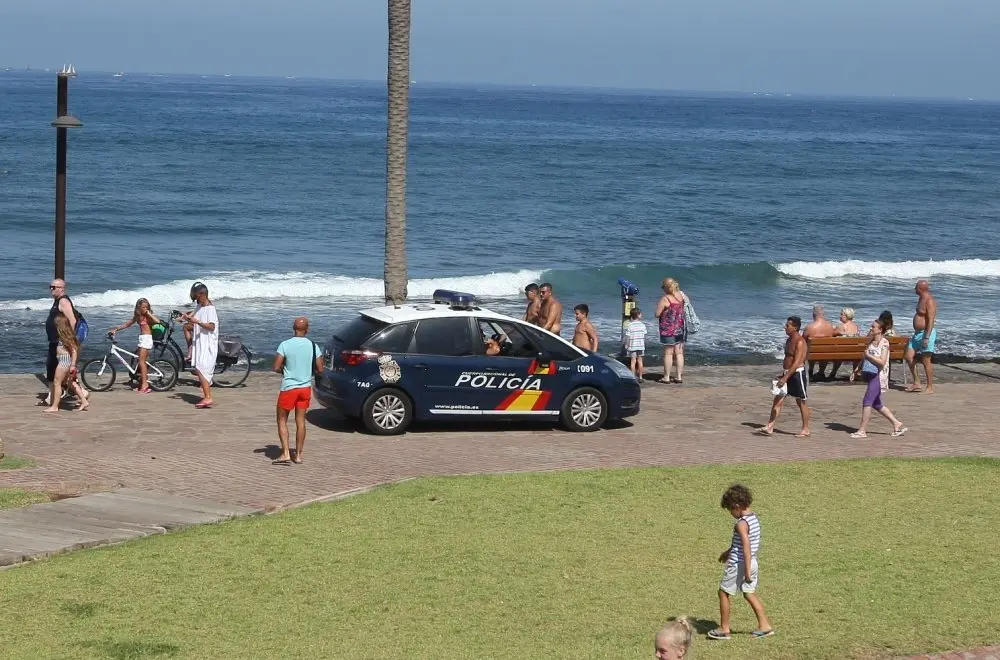 LA POLICIA NACIONAL EN EL PASEO MAR&Iacute;TIMO DE PLAYA DE LAS AM&Eacute;RICAS