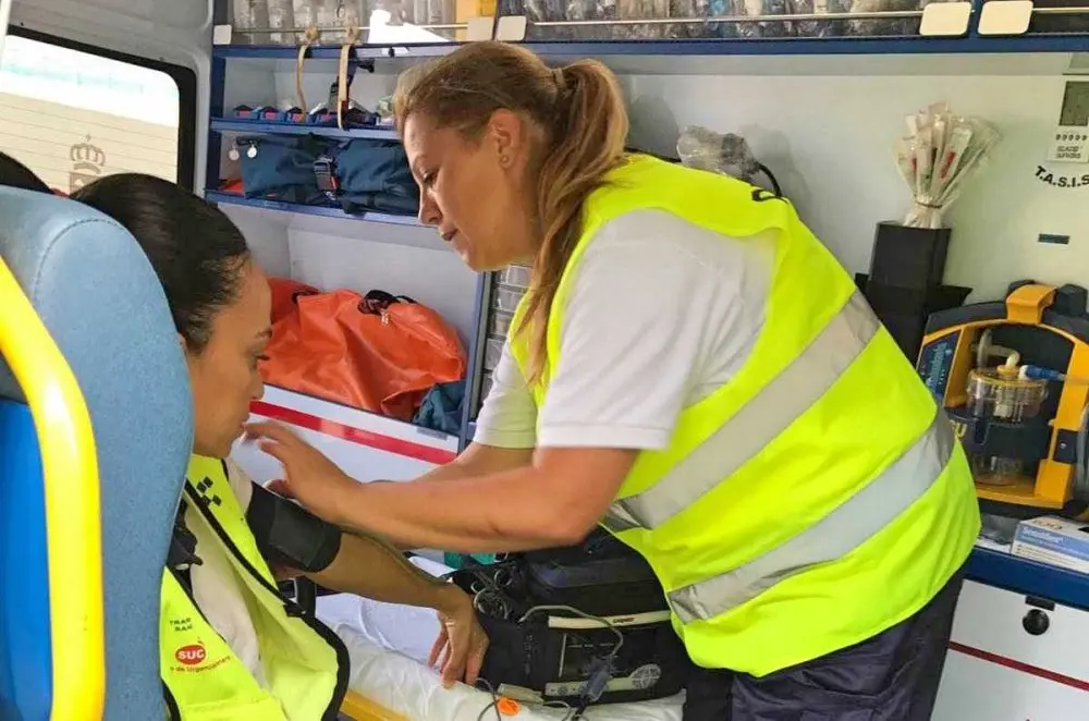 Pra&igrave;cticas de militares en ambulancias del SUC_Fotor