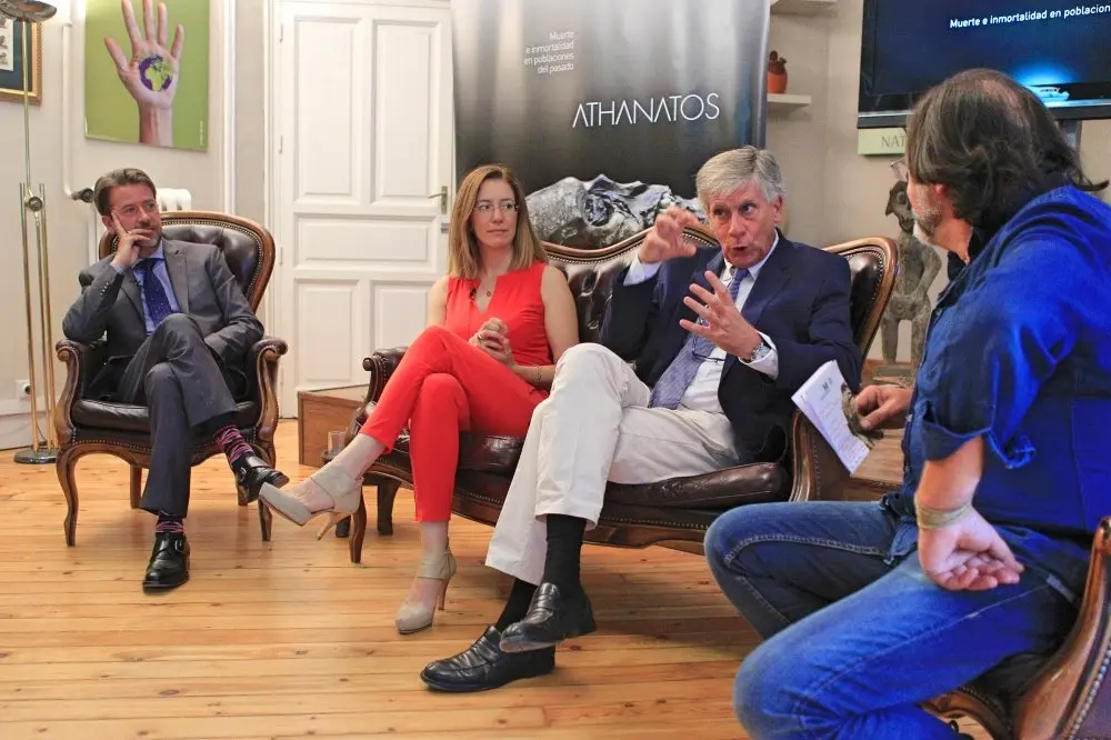 Presentaci&oacute;n del Congreso que va a reunir en Santa Cruz a 300 expertos mundiales en las distintas culturas del pasado que momificaban a sus muertos, una cita incluida en el proyecto arqueol&oacute;gico "Athanatos". Gabinete de Historia Natural.de izq a der el presidente de tenerife, amaya conde consejera, conrado rodriguez director del museo arqueologico de tenerife y el director del gabinete de historia natural EFE/V&iacute;ctor Lerena