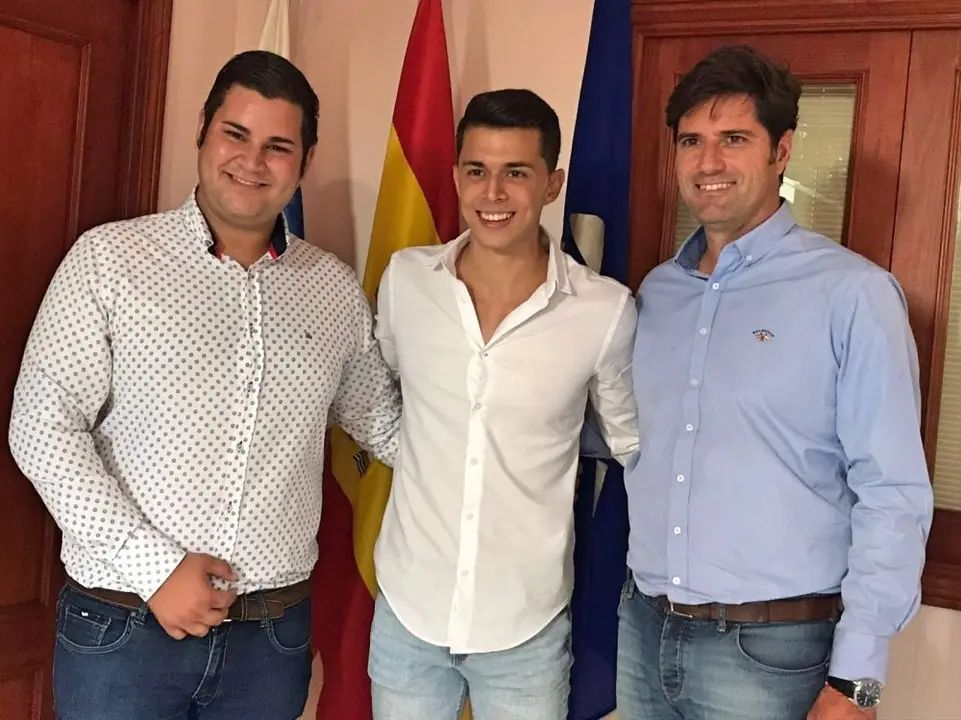 El Alcalde y el concejal de Fiestas con el representante municipal_Fotor