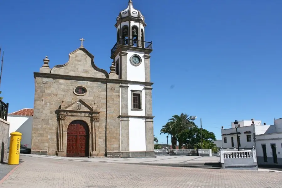 Plaza de la iglesia de San Antonio de Padua_Fotor