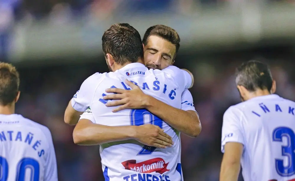 ESTADIO HELIODORO RODR&Iacute;GUEZ L&Oacute;PEZ.
PARTIDO TENERIFE-N&Aacute;STIC.
EN LA IMAGEN, JUAN CARLOS Y MALBASIC CELEBRAN EL GOL DE MALBASIC
/SANTIAGO FERRERO