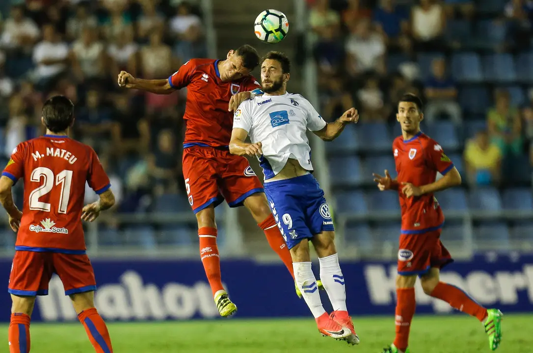 ESTADIO HELIODORO RODR&Iacute;GUEZ L&Oacute;PEZ.PARTIDO TENERIFE-NUMANCIA.EN LA IMAGEN, MALBASIC EN UNA ACCI&Oacute;N POR ALTO./SANTIAGO FERRERO