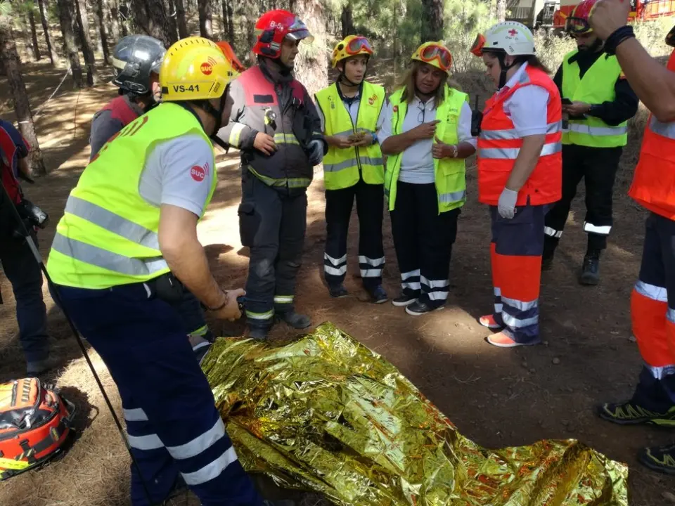 251017 Personal del SUC y Cruz Roja asisten a los afectados (1)