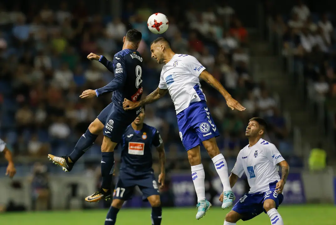ESTADIO HELIODORO RODR&Iacute;GUEZ L&Oacute;PEZ. JORNADA 4 COPA DEL REY.PARTIDO TENERIFE-ESPA&Ntilde;OL.EN LA IMAGEN, AVELDA&Ntilde;O SALTA A POR UN BAL&Oacute;N JUNTO A &Aacute;LVARO./SANTIAGO FERRERO
