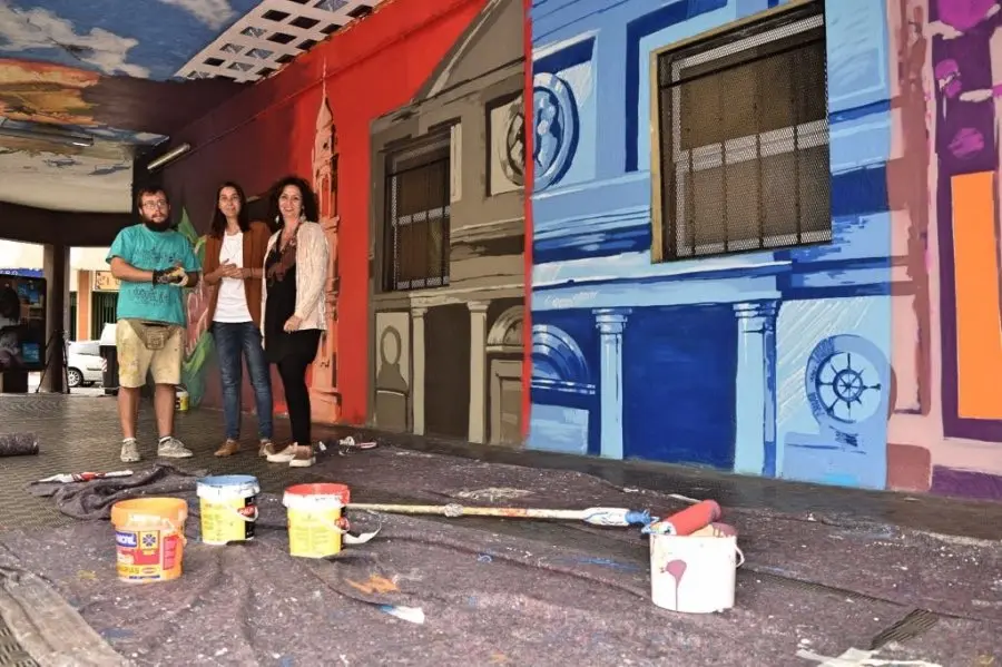 M&oacute;nica Mart&iacute;n y Mar&iacute;a Jos&eacute; Casta&ntilde;eda visitan el mural de la calle Barcelona_Fotor