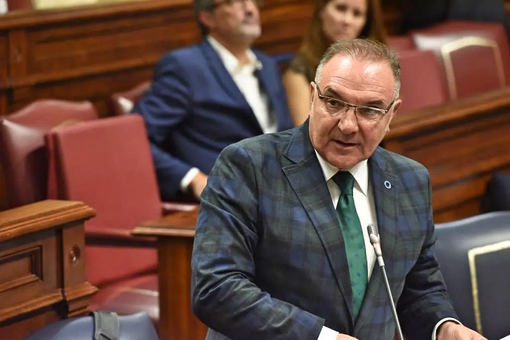 Baltar El consejero de Sanidad, durante la sesi&oacute;n de este martes_Fotor
