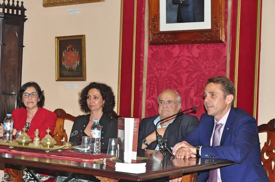 El enfermero de salud mental, doctor, historiador y antrop&oacute;logo expone su obra centrada en la evoluci&oacute;n de las infraestructuras hospitalarias de la Isla