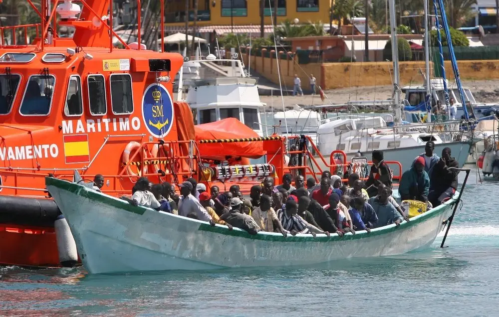 60 INMIGRANTES SUBSAHARIANOS FUERON DESEMBARCADOS EN EL PUERTO DE LOS CRISTIANOS DE UN CAYUCO QUE FUE LOCALIZADO A POCAS MILAS DEL PALMAR EN EL SUR DE TENERIFE, LA EMBARCACION FUE ESCOLTADA HASTA PUERTO POR LA GUARDIA CIVIL Y SALVAMENTO MARITIMO.