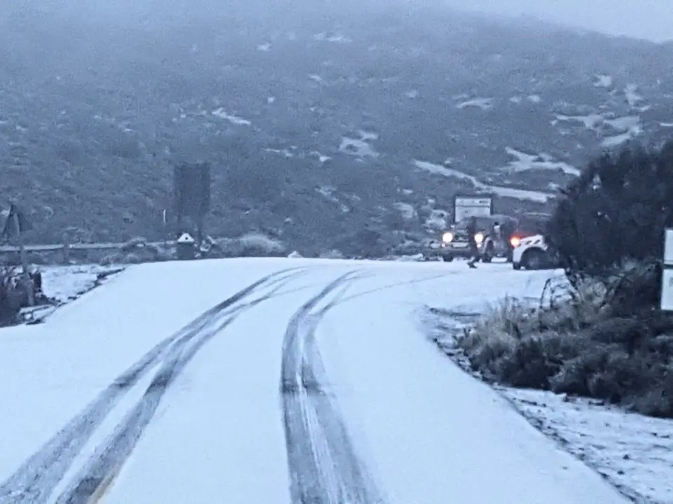 Carretera-cerrada-Nieve-Teide_Fotor