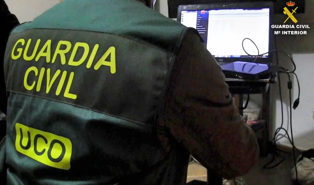 GRA003. MADRID, 04/07/2016.- Fotograf&iacute;a facilitada por la Guardia Civil, que ha detenido a diecinueve personas por tenencia y distribuci&oacute;n en internet de material con abusos y explotaci&oacute;n sexual de menores y ha practicado catorce registros en trece provincias, en los que ha intervenido cientos de miles de archivos con tem&aacute;tica de pornograf&iacute;a infantil. Hasta el momento el an&aacute;lisis del material incautado en poder de los detenidos ha permitido identificar a catorce menores en Espa&ntilde;a y dos en Colombia, todos ellos v&iacute;ctimas de abusos sexuales, informa la Guardia Civil. La operaci&oacute;n se enmarca en un operativo internacional en el que han participado otros diecis&eacute;is pa&iacute;ses iberoamericanos y Estados Unidos, que han detenido a otras sesenta personas. Se trata de la operaci&oacute;n "Sin fronteras" en la que han sido detenidas en Espa&ntilde;a las citadas diecinueve personas como presuntos autores de delitos relacionados con la distribuci&oacute;n de material de abuso sexual a menores en internet.