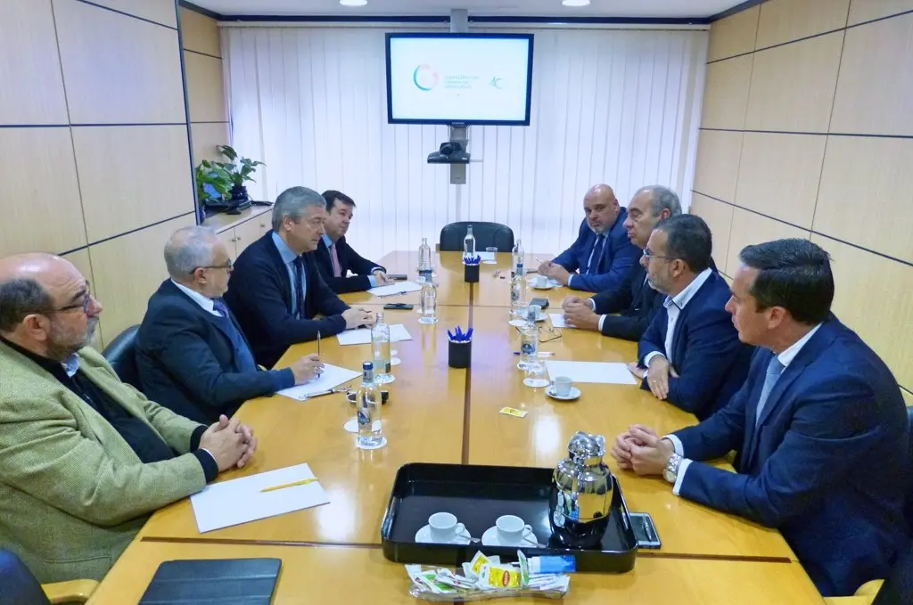 Mariano Cejas (Cs) durante la reuni&oacute;n con los representantes de la Confederaci&oacute;n Canaria de Empresarios_Fotor