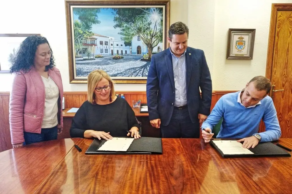 firma_hermanamiento_Arona_SanBartolom&eacute;_Fotor