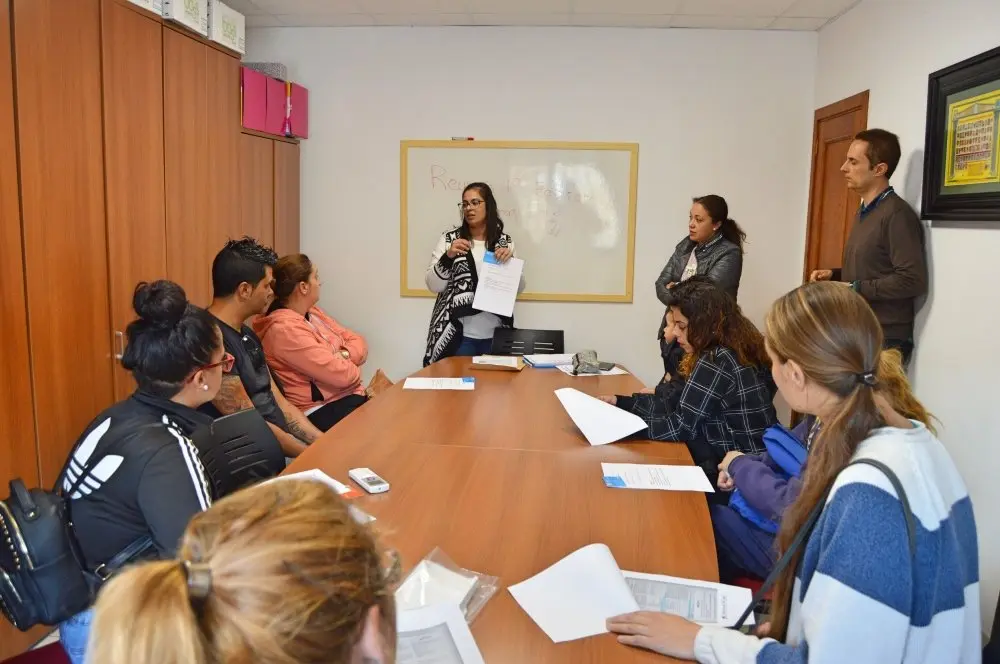 Foto entrega de bienes a familias del municipio_Fotor