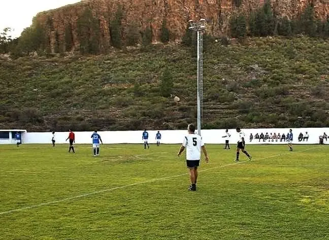 campo de f&uacute;tbol de Arguayo_Fotor