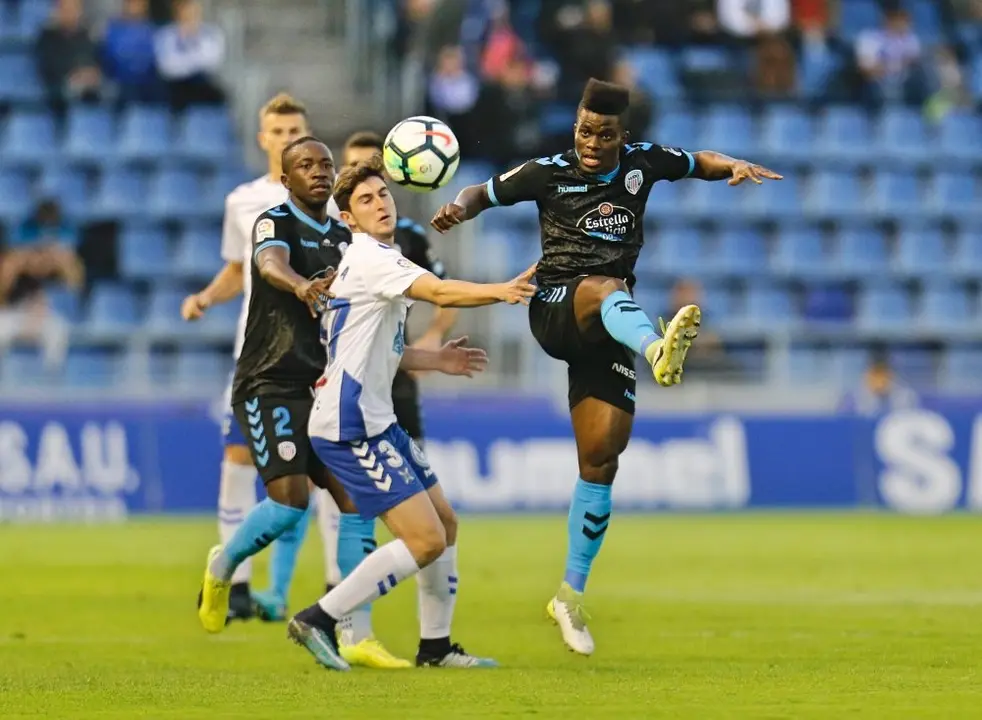 ESTADIO HELIODORO RODR&Iacute;GUEZ L&Oacute;PEZ.
PARTIDO TENERIFE-LUGO
EN LA IMAGEN,  MULA Y AZEEZ EN UNA ACCI&Oacute;N DEL PARTIDO.
/SANTIAGO FERRERO