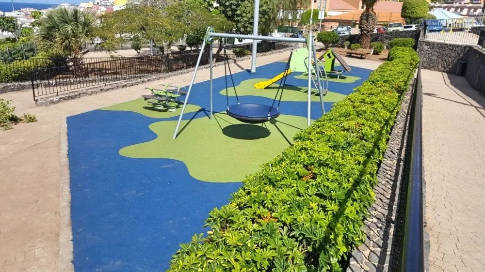 Foto renovaci&oacute;n parque infantil 1_Fotor
