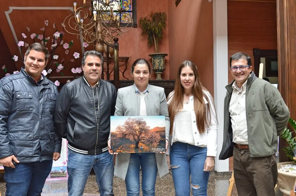 Foto del jurado con el primer premio del concurso_Fotor