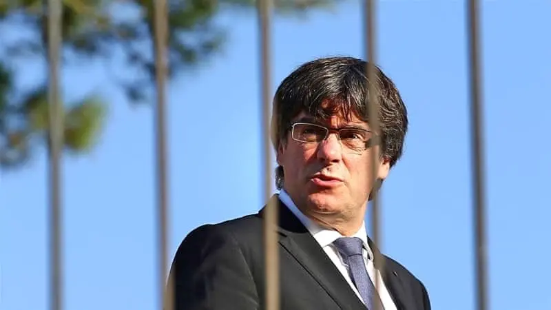 Puigdemont entre rejas _18_Fotor
