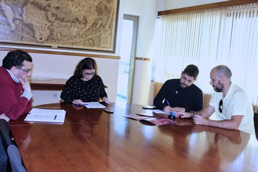 Firma contrato redacci&oacute;n Cancha Igueste abril 2018_Fotor
