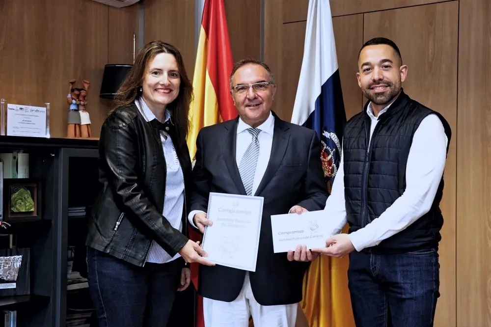 Jos&eacute; Manuel Baltar (centro), con Mar&iacute;a Candelaria Delgado y David Mu&ntilde;oz_Fotor