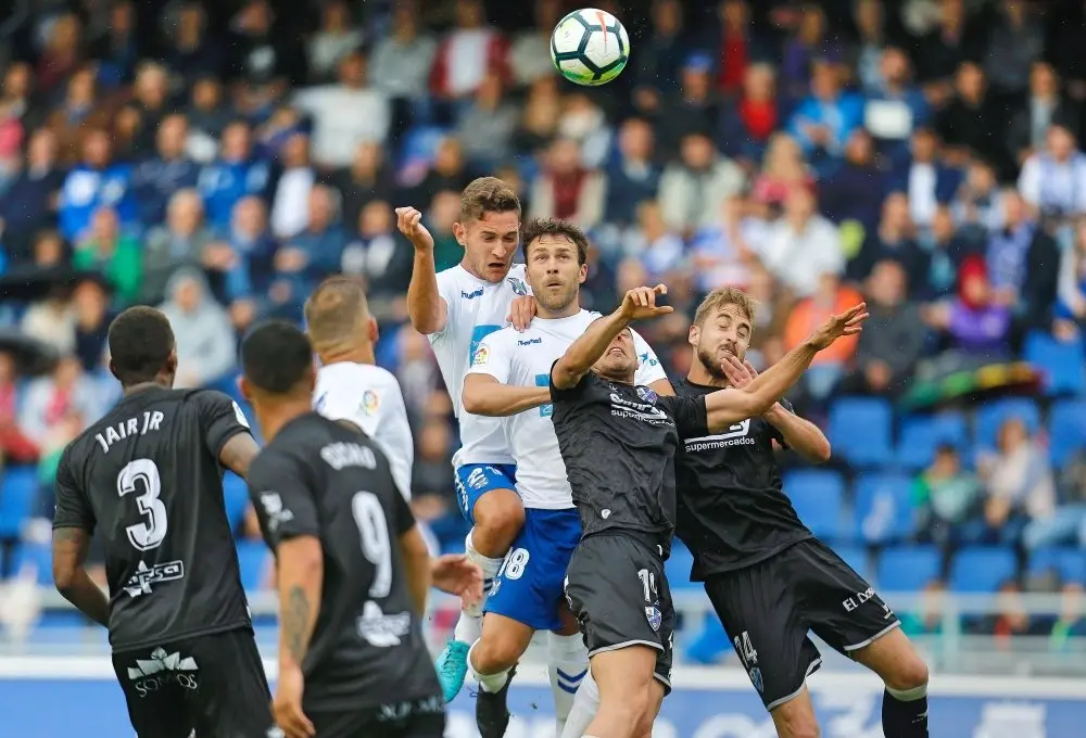 ESTADIO HELIODORO RODR&Iacute;GUEZ L&Oacute;PEZ.
PARTIDO TENERIFE-HUESCA.
EN LA IMAGEN, JORGE Y CASADESUS INTENTAN UN REMATE A PUERTA.
/SANTIAGO FERRERO