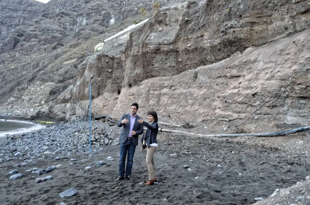 Foto del alcalde y concejala en la playa de Los Gu&iacute;os_Fotor