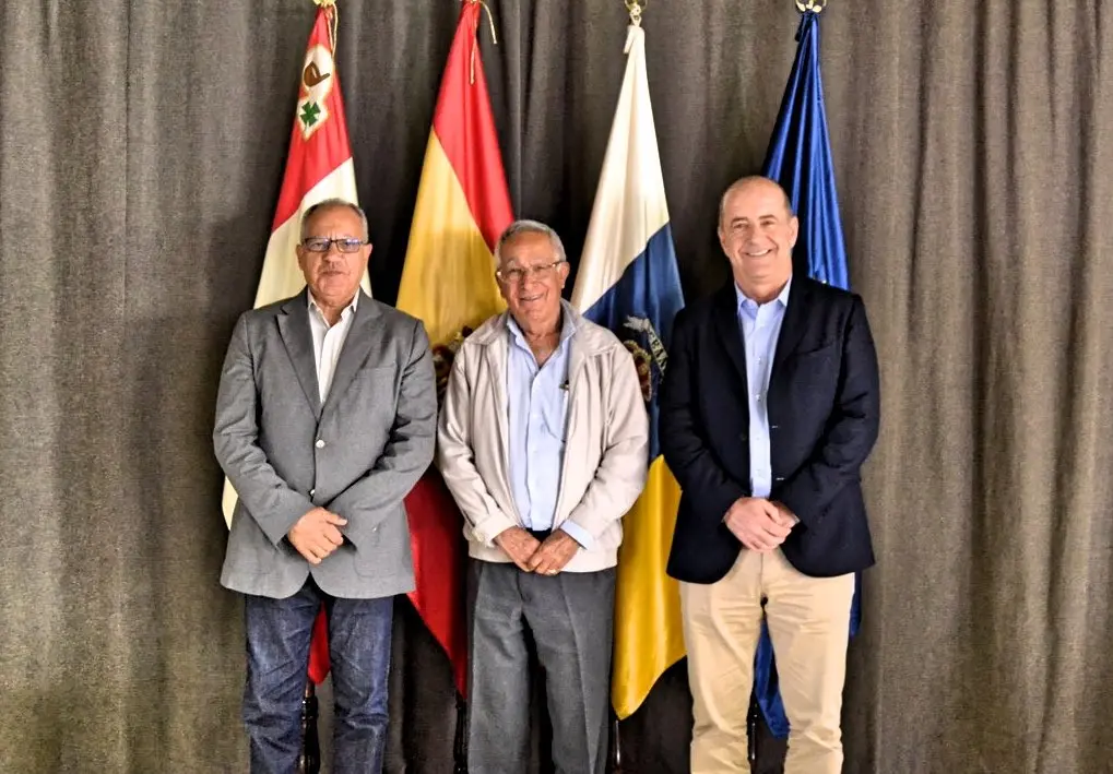 270418 Casimiro Curbelo y Pedro Ortega, junto a Jes&uacute;s Simancas uno de los primeros usuarios de la Banda Ancha_Fotor