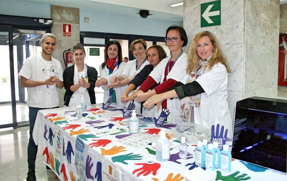 Profesionales del Hospital de La Candelaria muestran los diferentes pasos para realizar una correcta higiene de manos_Fotor