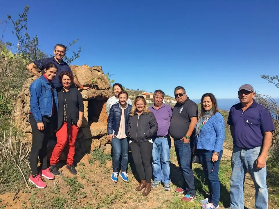 Miembros PSOE Arico y la Consejera Josefa Mesa durante una visita a Fuente Nueva acompa&ntilde;ados de vecinos y miembros de la Asociaci&oacute;n de Agricultores_Fotor